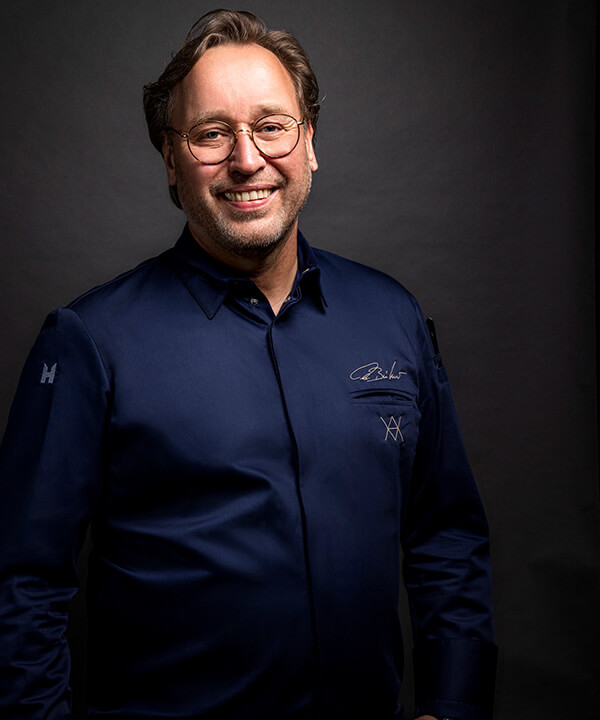 Thomas-Buehner-chef-portrait-kitchen
