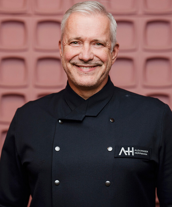 chef-portrait-kitchen-Alexander-Herrmann